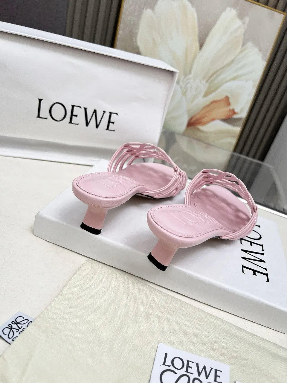 👟👟Ex-factory price 500👟👟 LOEWE 2025 SS summer limited edition hollow slippers, it is a very comprehensive noble fashion brand, highly recommended to all little fairies.   1⃣️Material: Imported cowhide 2⃣️Inner lining: Imported Italian lambskin, super soft and delicate 3⃣️Outsole: Imported Italian original original color genuine leather outsole Heel height 4.5 4⃣️Code number: 35 to 39 (40.41.42.43. Customized)